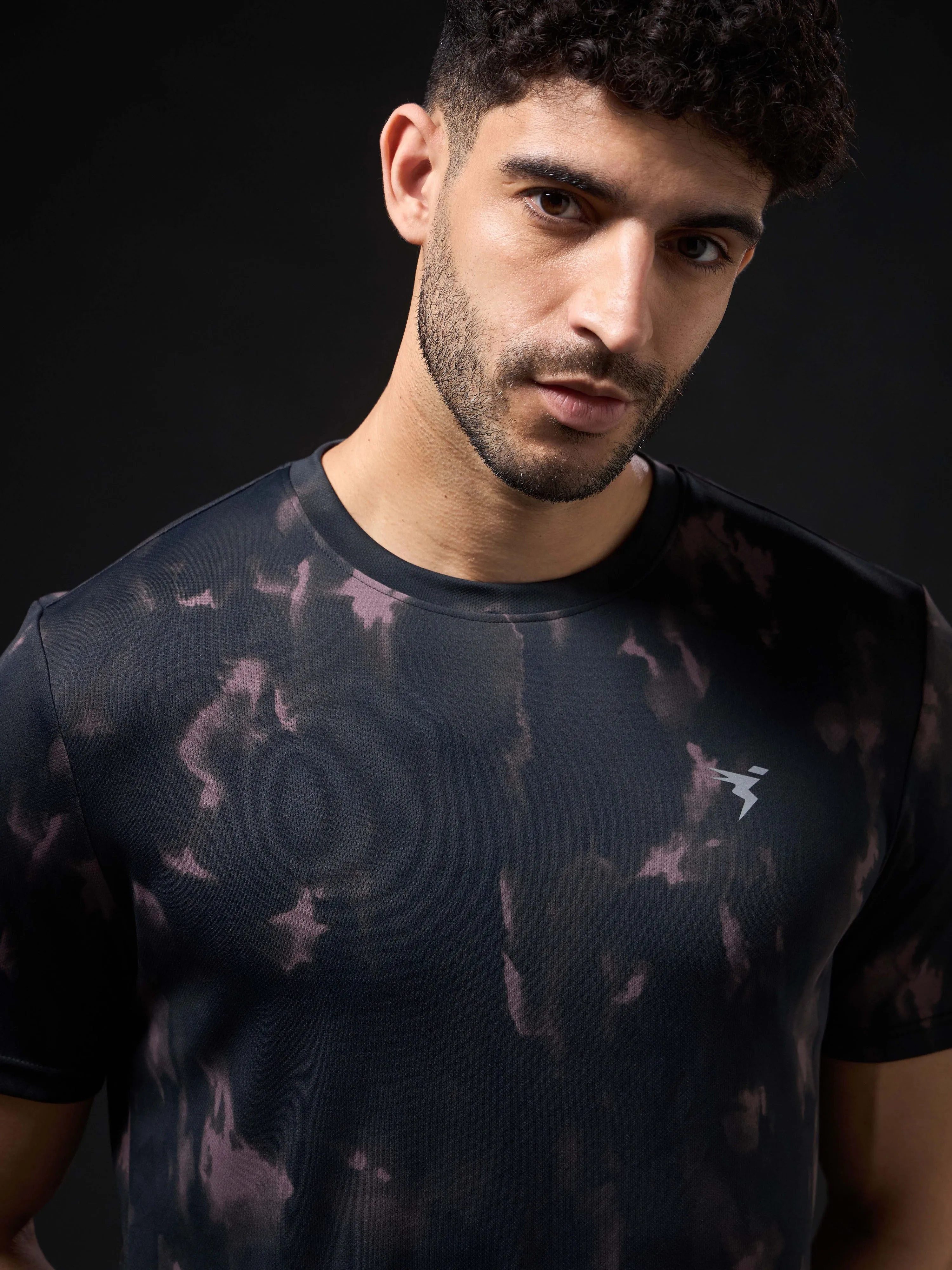 Men Abstract Print Slim Fit Crew Neck T-shirt with TECHNO COOL 