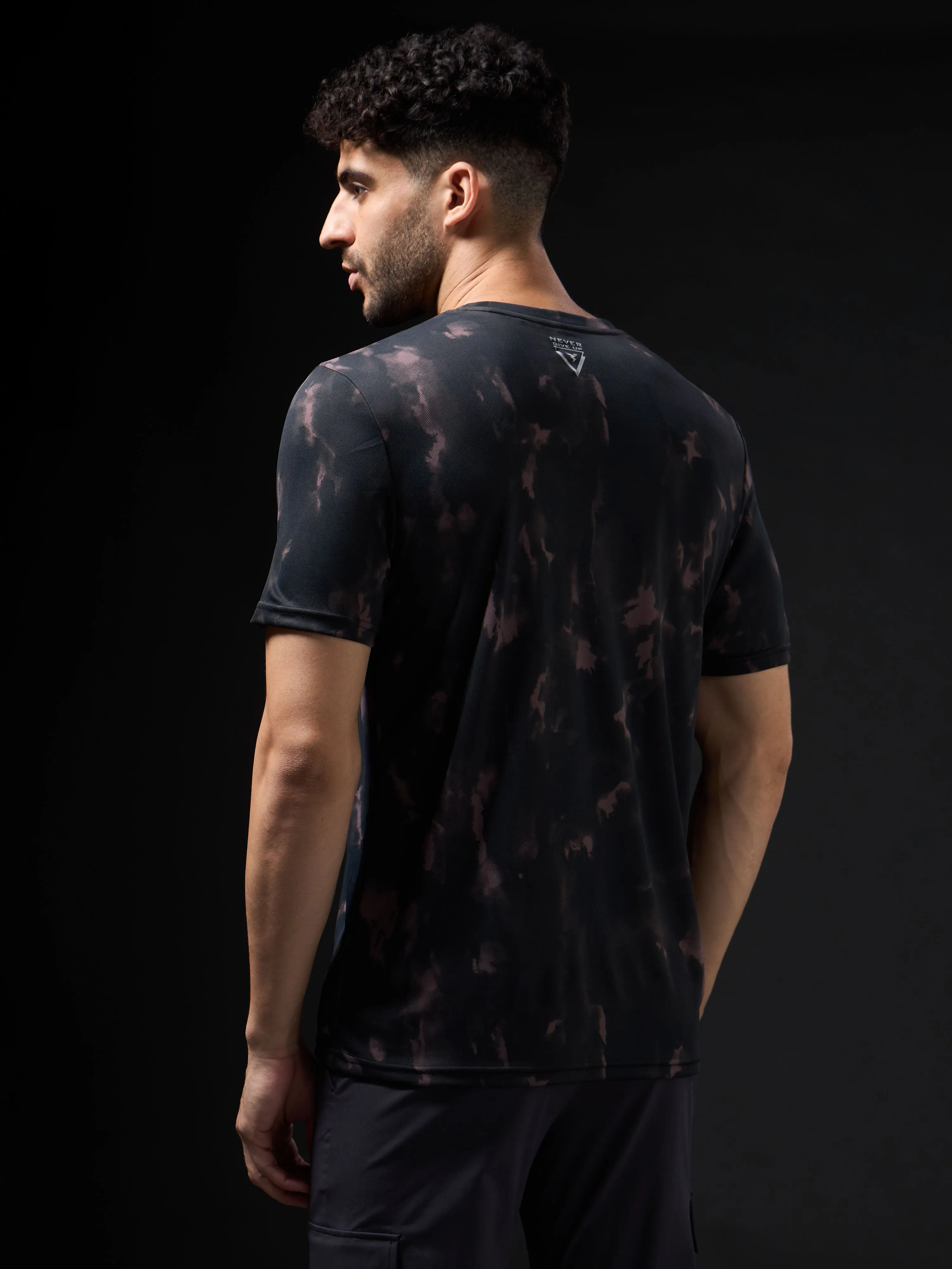 Men Abstract Print Slim Fit Crew Neck T-shirt with TECHNO COOL 