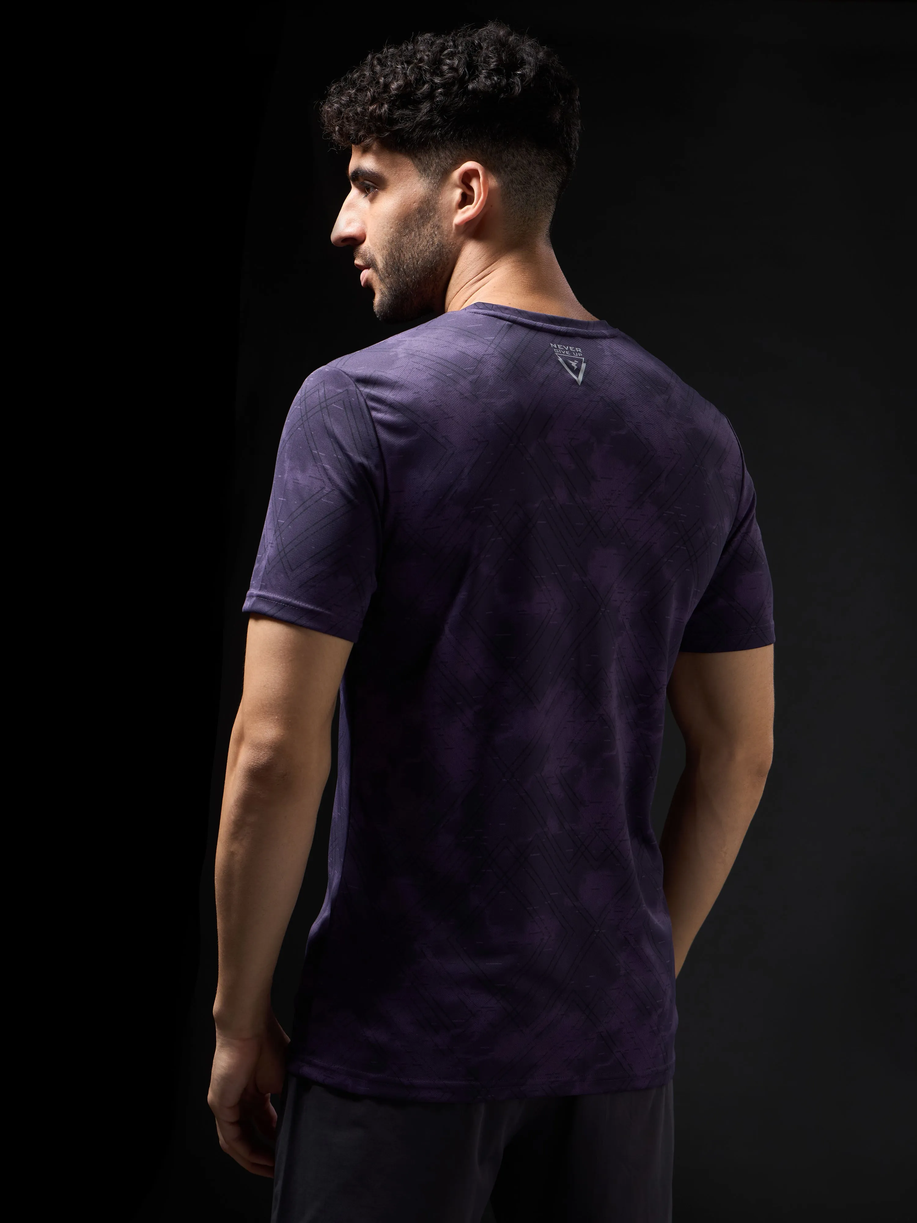 Men Abstract Print Slim Fit Crew Neck T-shirt with TECHNO COOL 