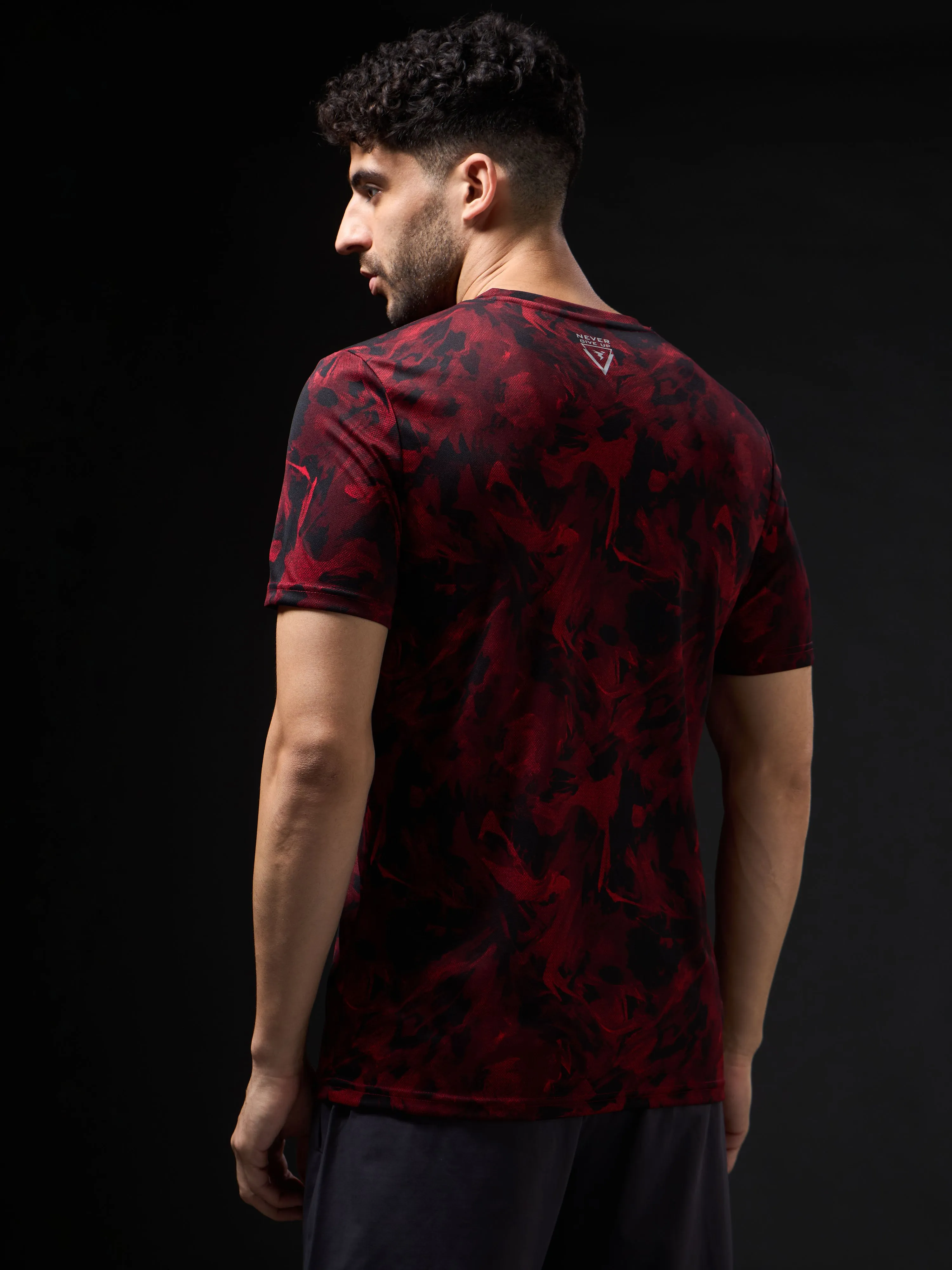 Men Abstract Print Slim Fit Crew Neck T-shirt with TECHNO COOL 